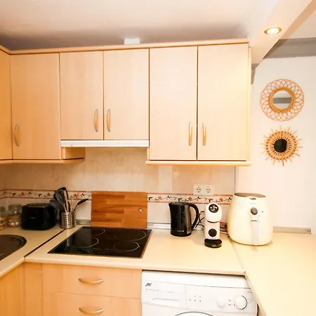 Apartment 1 Bed Garden Sleeps 2, Parking, Next To