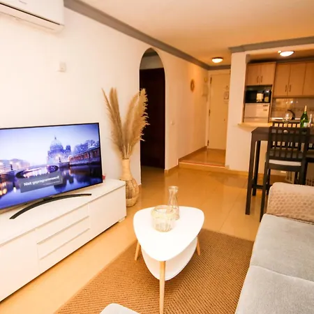 1 Bed Garden Sleeps 2, Parking, Next To *